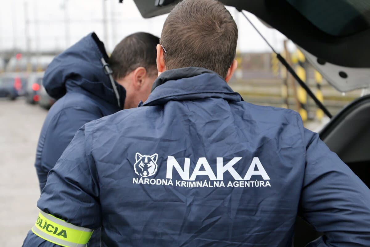 Több mint 16 ezer euró kenőpénzt fogadott el, őrizetbe vették a NAKA egykori tagját