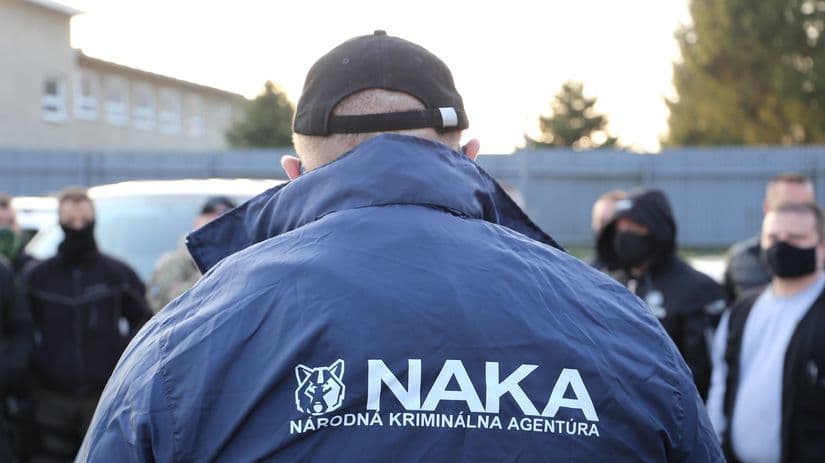 RAZZIA: Állami intézményekben csapott le a NAKA, 12 személyt meggyanúsítottak, négyet őrizetbe vettek