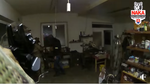 NAKA-RAZZIA: Egy valóságos fegyverarzenál került elő – videón, ahogy lecsapnak a rendőrök a gyanúsítottakra