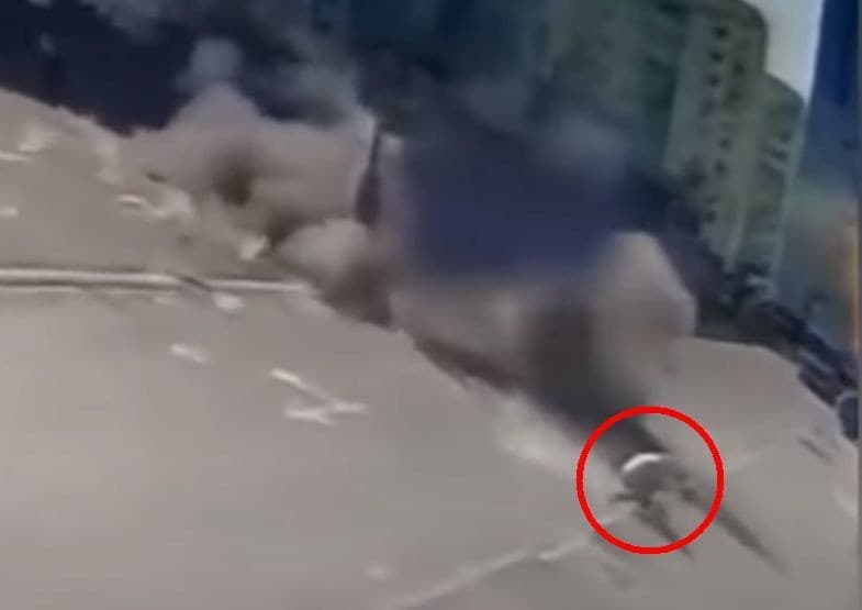 DURVA: Bevásárlásból tartott hazafelé a nő, épphogy elkerülte az orosz rakéta (VIDEÓ)
