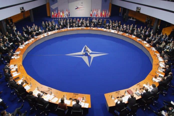 Franciaország elkötelezett a NATO keleti szárnyának védelmében
