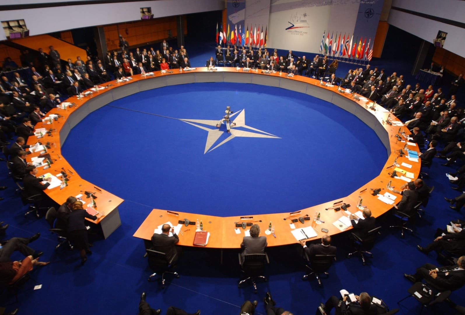 Oroszországot a brit védelmi miniszter javaslatára a NATO-ba hívták. Igaz, ez nem most történt