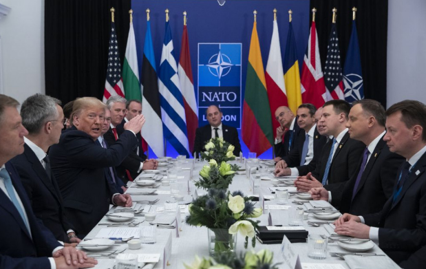 Több száz milliárd dollárral emelkedik a NATO-szövetségesek védelmi kiadása
