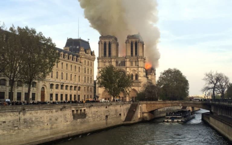 Notre-Dame - "Parázs és könnyek" a francia és a külföldi sajtó címlapjain