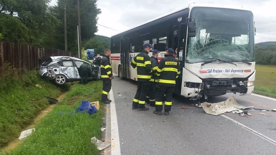 Súlyos baleset: busznak csapódott egy autó, a sofőr kirepült a járműből
