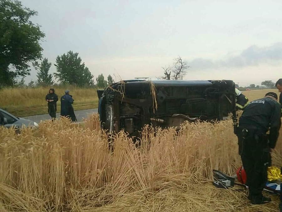 Két személyautó ütközött Szenc közelében, az egyik felborulva zuhant az árokba, mentőhelikopterre volt szükség