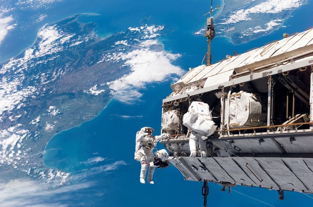 Elhagyták a Nemzetközi Űrállomást az űrturisták és visszatérnek a Földre