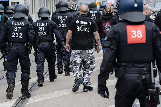 Neonáci uszítás miatt felfüggesztettek 29 rendőrt Németországban
