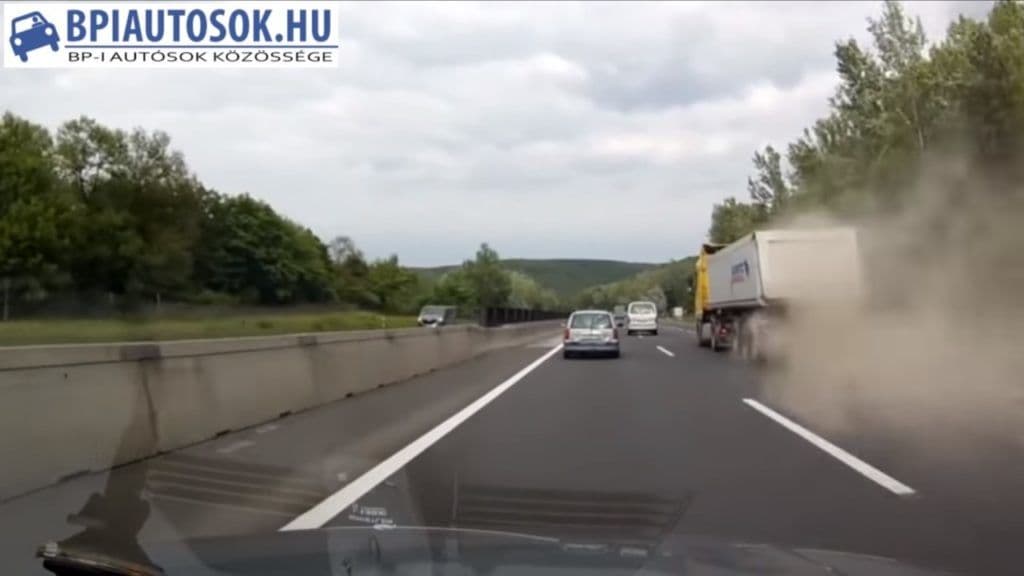Videón, ahogy szétrobban egy kamion kereke a magyar autópályán