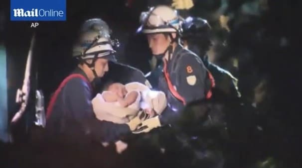 Nyolc hónapos babát találtak a földrengés romjai alatt