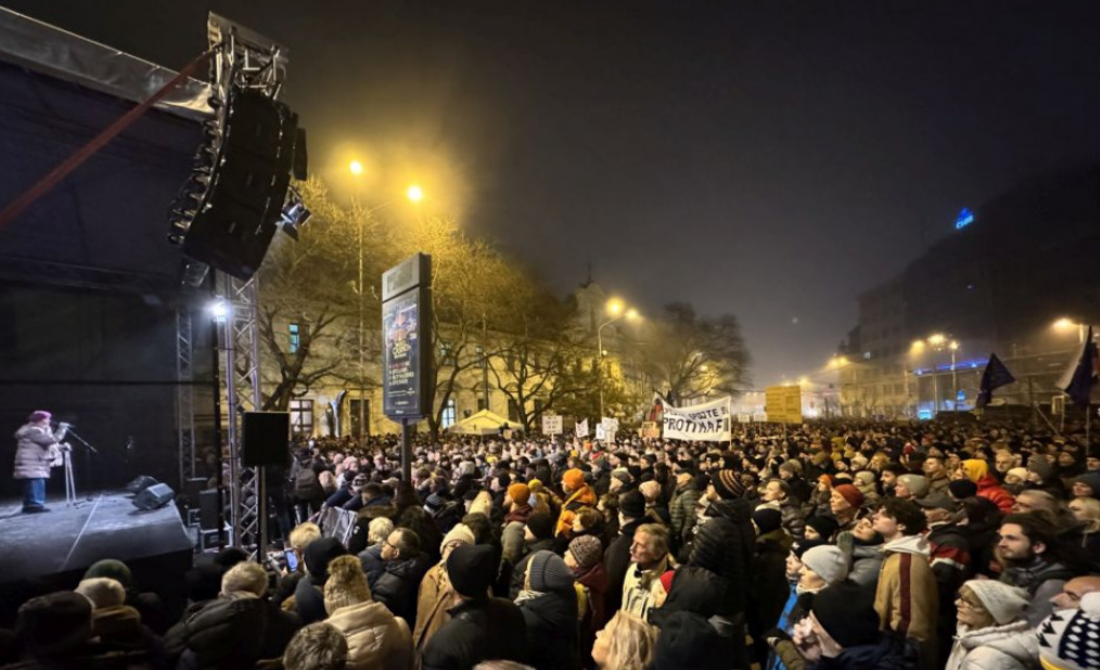 A kormányellenes tüntetéseken ezrek vettek részt - több városban tüntettek