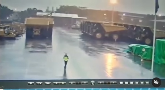 Videón, ahogy villám csap egy férfiba, aki esernyővel a kezében sétál az utcán (18+)