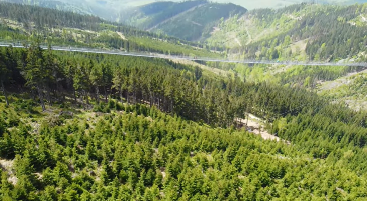 A világ leghosszabb gyalogos függőhídját adták át egy csehországi hegyi üdülőhelyen (VIDEÓ)