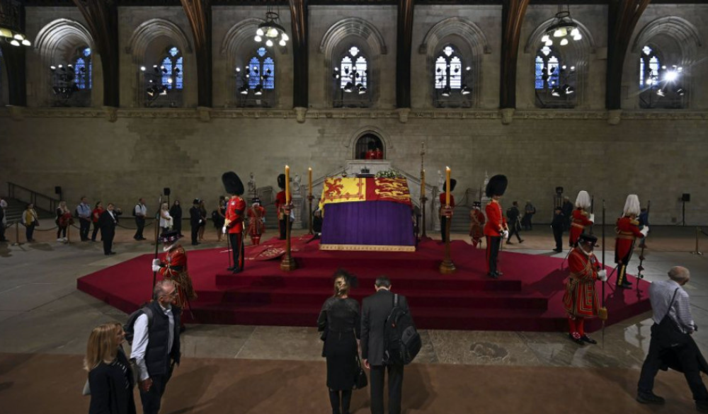 Egy szívmelengető fotót tettek közzé II. Erzsébet királynőről a temetés előtti estén (FOTÓ)