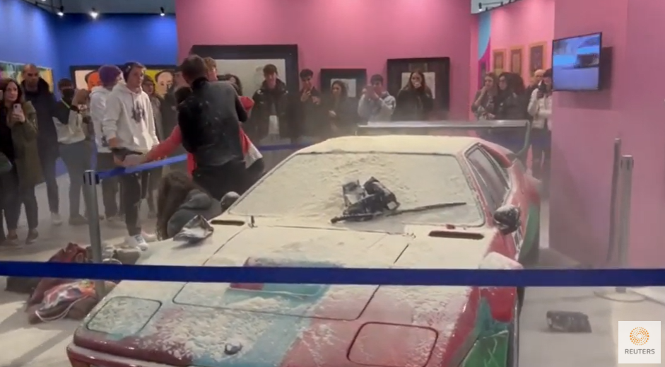 Klímaaktivisták lisztet szórtak a Warhol által kifestett, Milánóban kiállított versenyautóra (VIDEÓ)