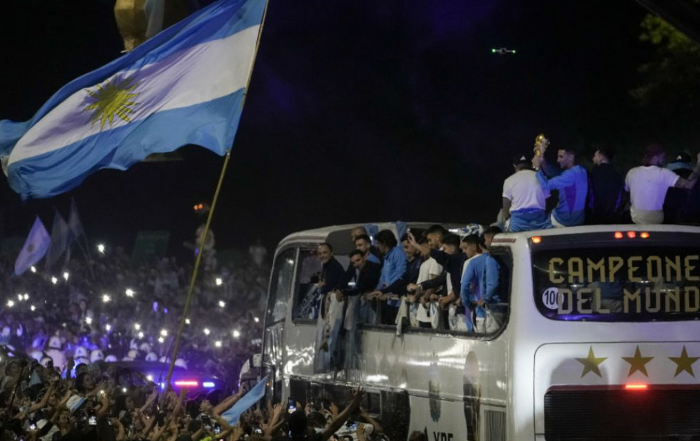 Vb-2022 - Hazaérkezett a világbajnok argentin csapat, munkaszüneti napot rendelt el az ország elnöke (FOTÓK)