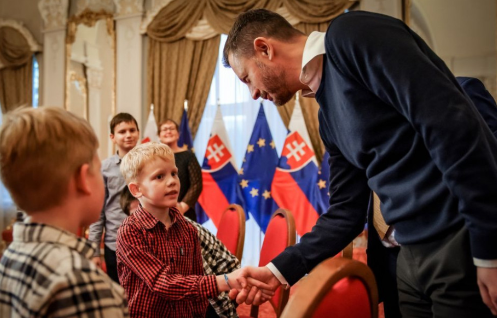 Eduard Heger gyermekotthonban nevelkedő gyerekeket látott vendégül a Kormányhivatalban (FOTÓK)
