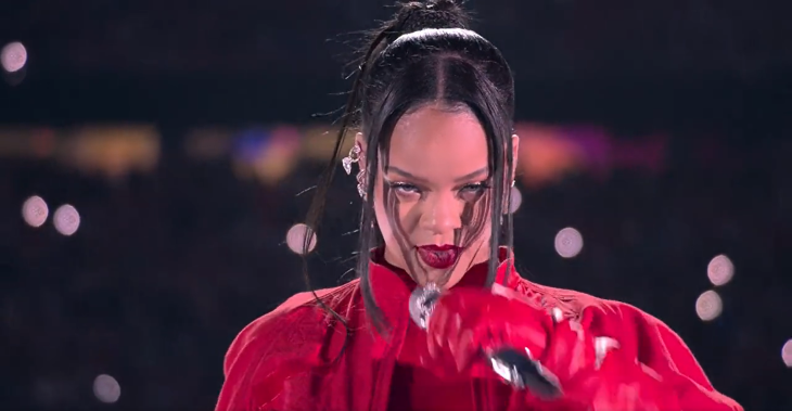 Rihanna hatalmas meglepetést okozott a Super Bowl-döntő félidejében adott fellépésén - megmutatta növekvő hasát  (FOTÓ+VIDEÓ)