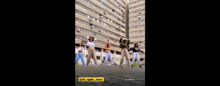 Futótűzként terjed a közösségi médiában fiatal iráni nők tiltott teheráni táncvideója (VIDEÓ)