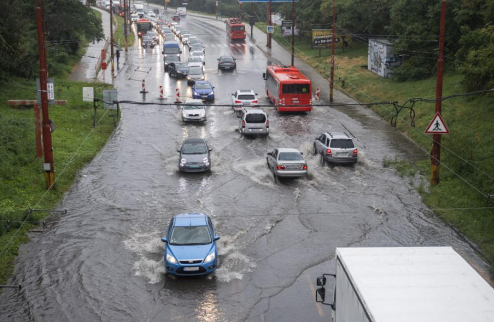 Több utcát elöntött az esővíz Pozsonyban, emiatt akadozik a közlekedés