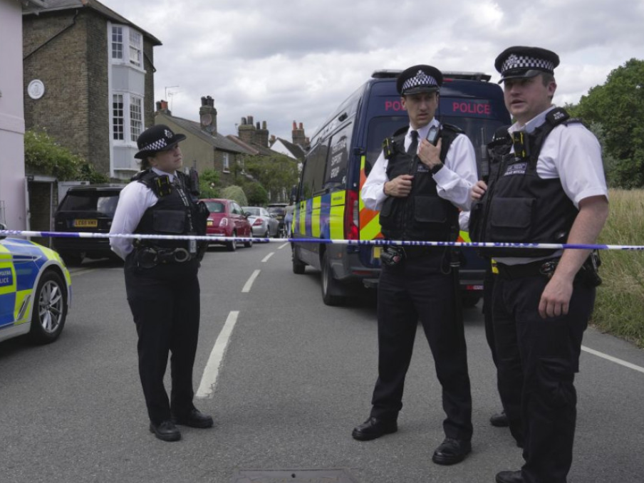 Scotland Yard: Egy gyermek meghalt, tizenhatan megsérültek a londoni iskolában, amelybe autó csapódott