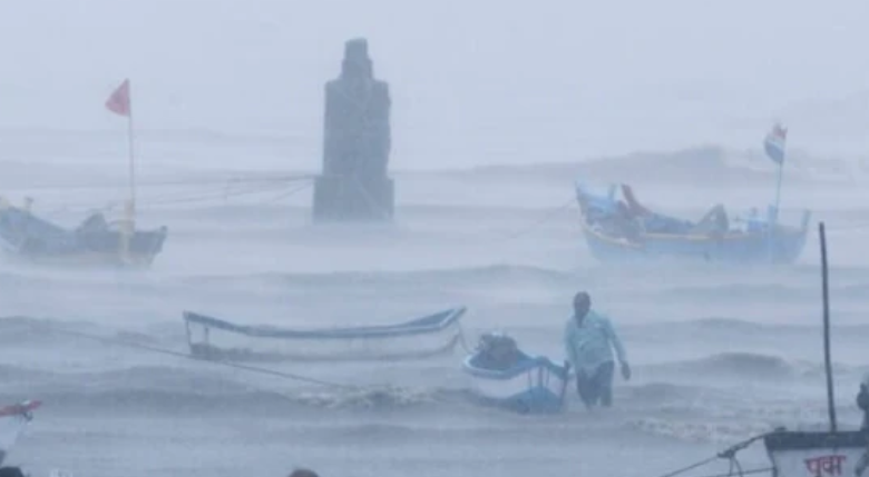 A Tauktae ciklon felborított egy hajót Indiában, nagyon sokan eltűntek