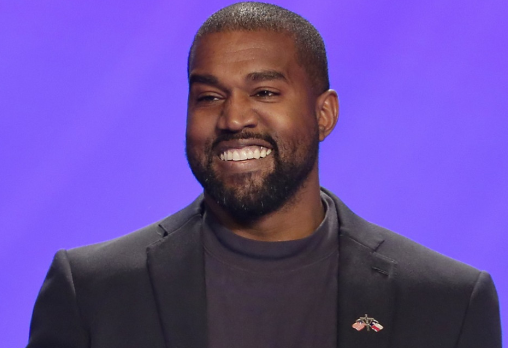Kanye West botrányt okozott - megmutatta a csupasz fenekét a lesifotósoknak