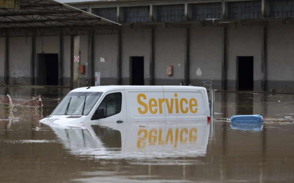 Görögországban mentőcsónakokkal próbálják elérni az árvizek miatt elzárt településeket