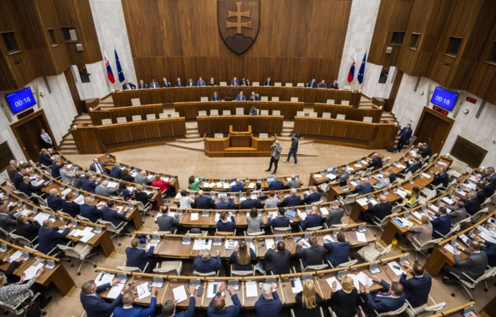A parlament alakuló ülésén leteszik az esküt a megválasztott képviselők
