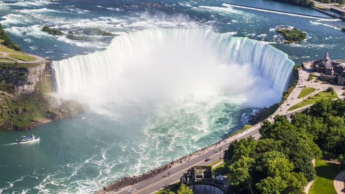 Túlélte a zuhanást egy férfi, aki a Niagara-vízesésbe esett