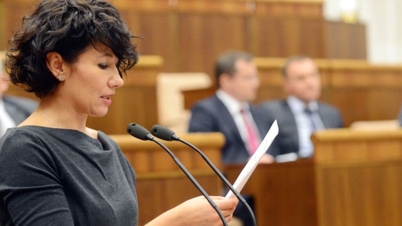 Bekötötték a szlovák parlament alelnöknőjének fejét