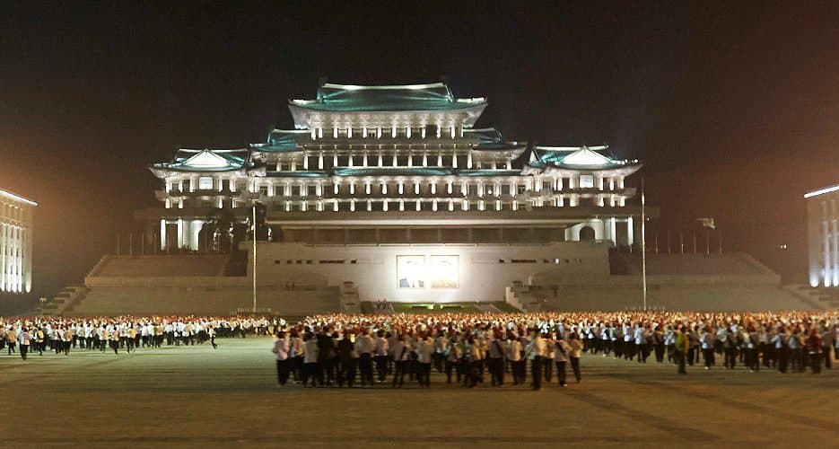 Éjszakai katonai parádét tartottak Észak-Koreában