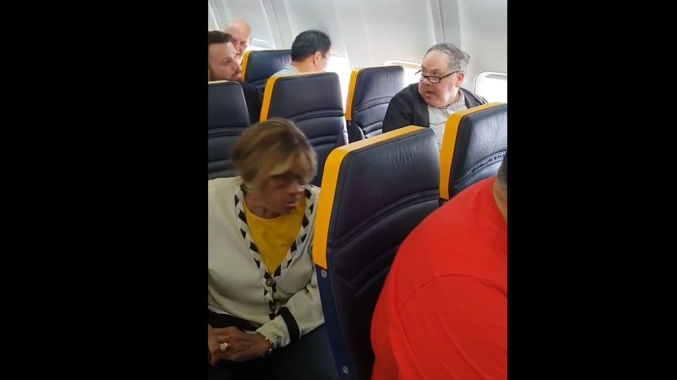 Hisztizett a Ryanair gépén a rasszista brit fószer, amiért mellé ültettek egy sötét bőrű nőt