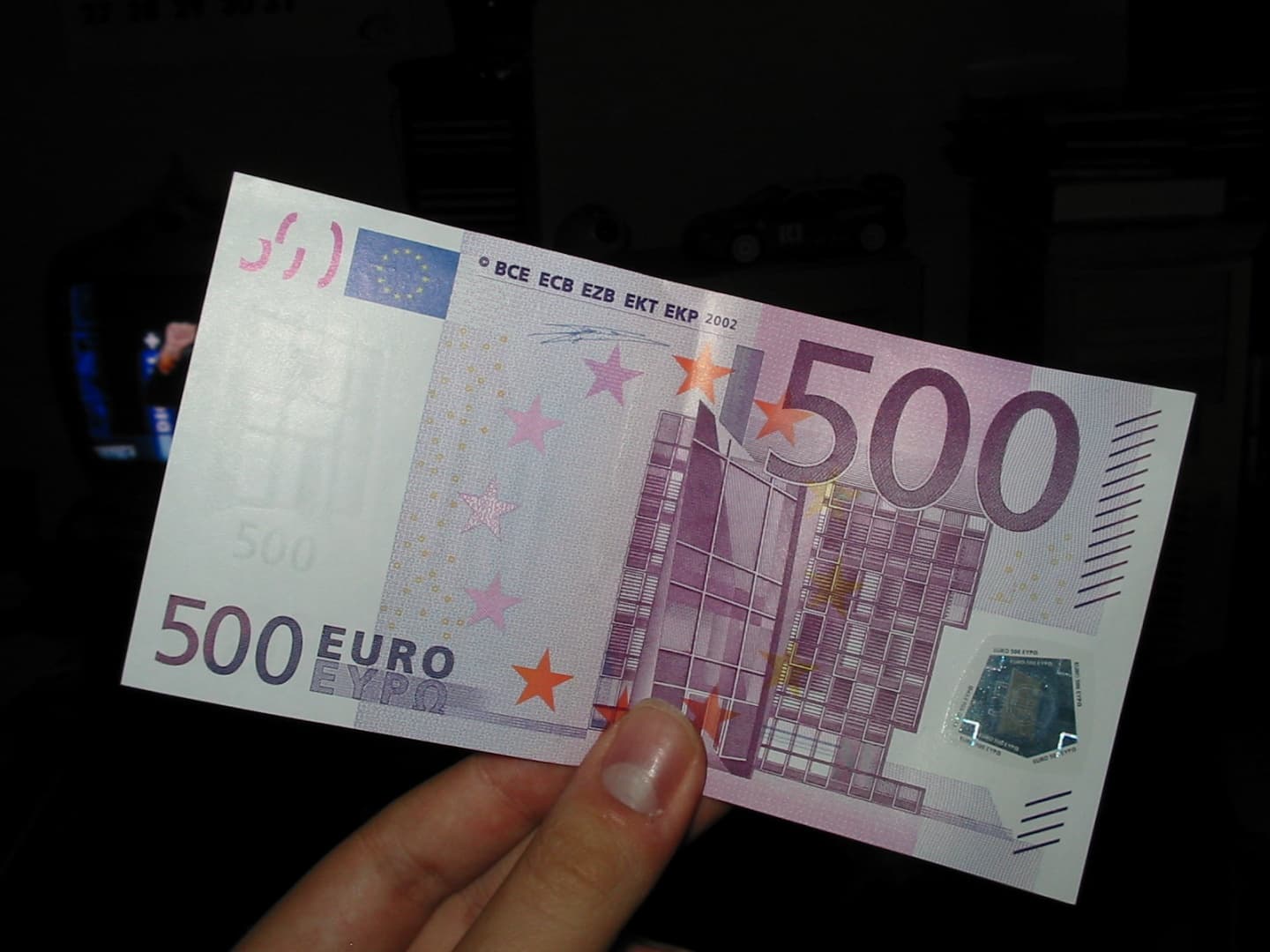 Tegyél el emlékbe legalább egy 500 euróst - kivonják a forgalomból...