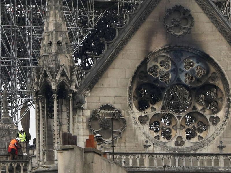 Megtalálták a Notre-Dame zárókövét díszítő egyik angyalszobrot