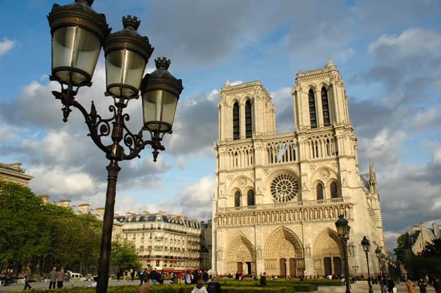 Egy gázpalackkal teletömött autóra bukkantak a párizsi Notre Dame-nál