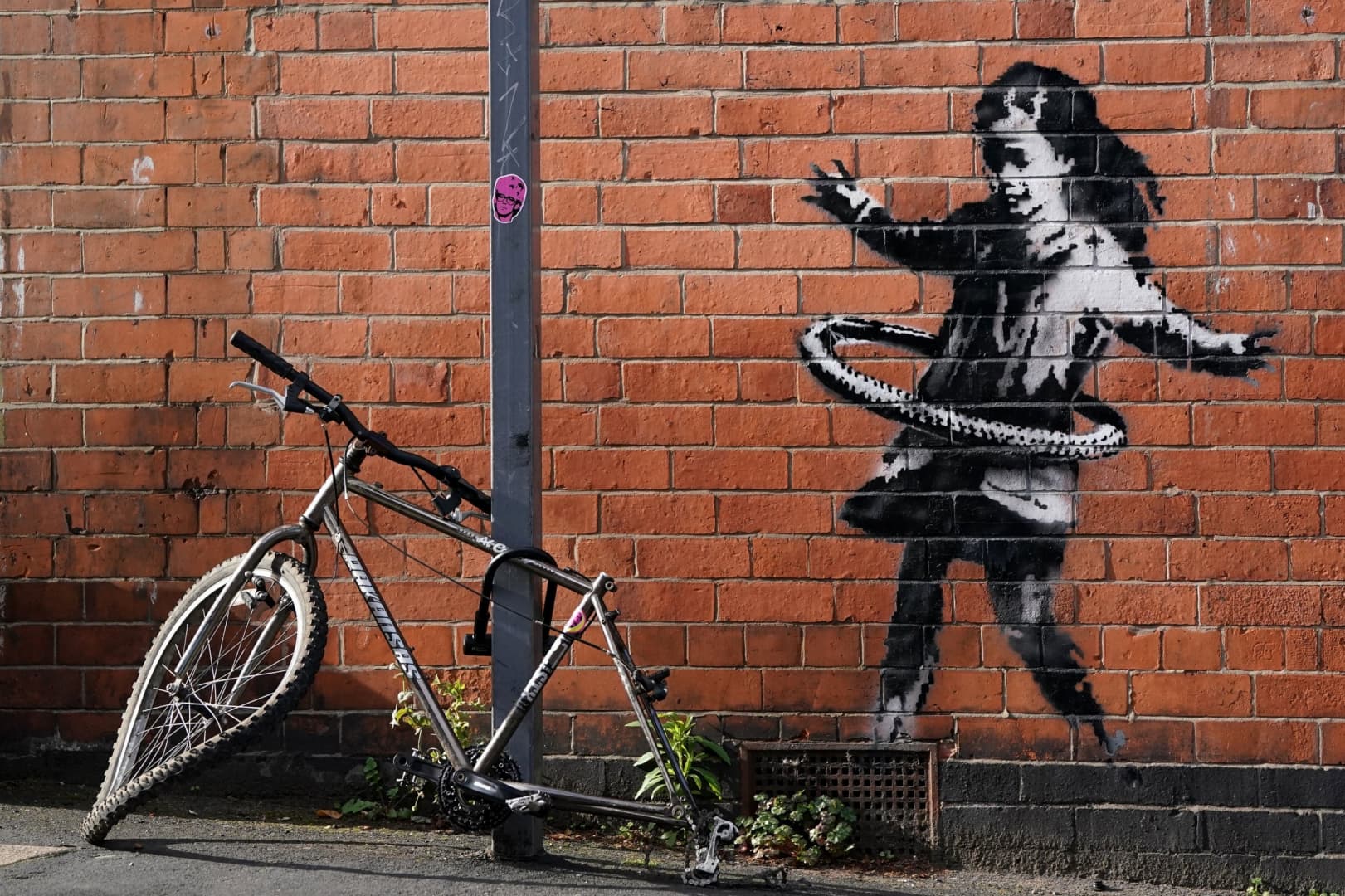 Banksy a magáénak vallja a nottinghami házfalon feltűnt graffitit