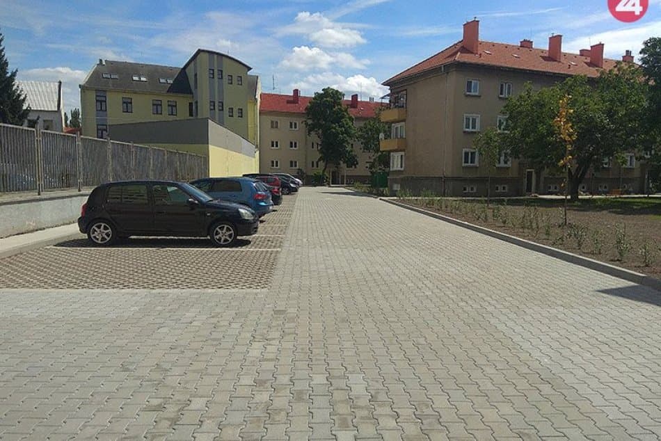 Két új parkolót adtak át Érsekújvárban, összesen 110 férőhellyel