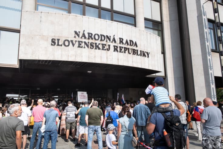 Annyira tiltakozott a parlamentnél egy nő a Covid-igazolvány ellen, hogy meg is gyanúsították őt a rendőrök