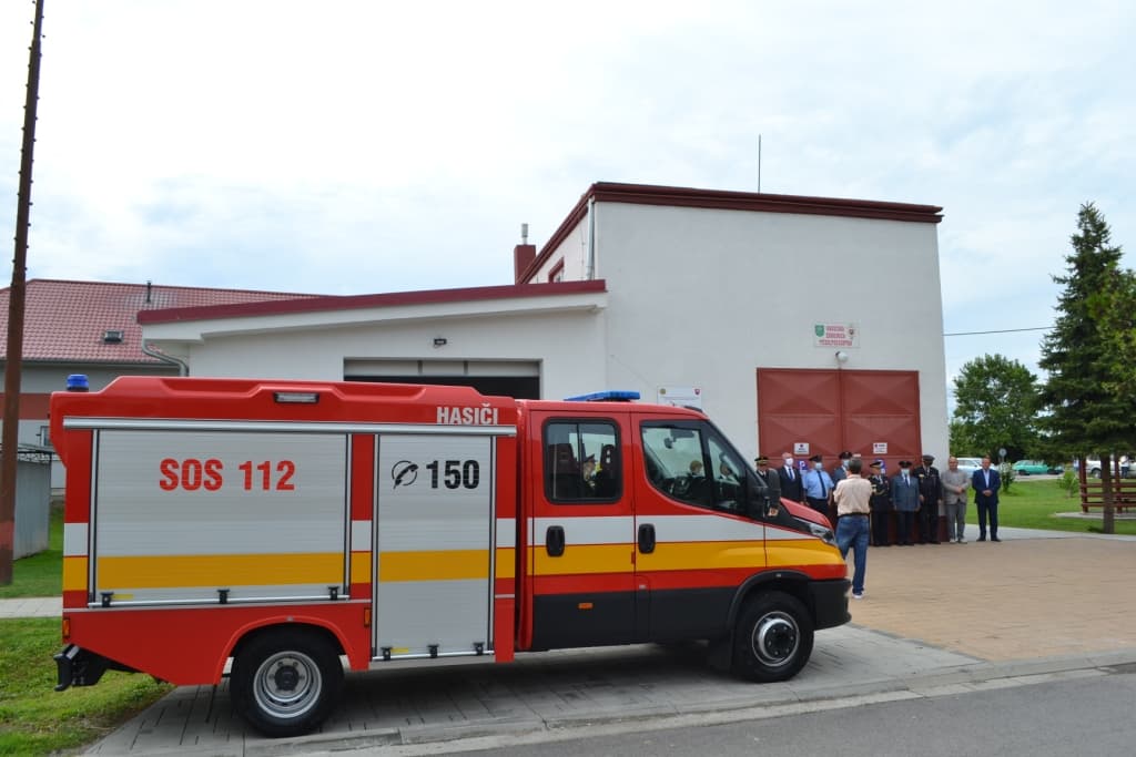 A belügyi államtitkár érkezett átadni a tűzoltószertárat Nyárasdon