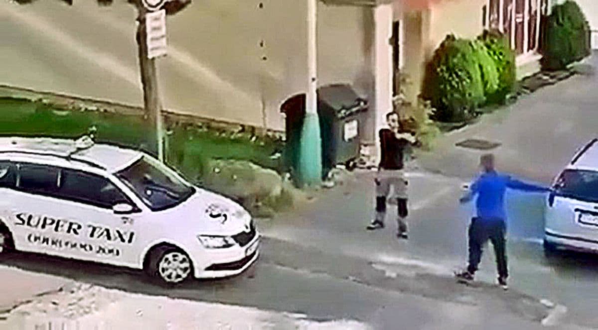 Egy nő miatt kapott hajba két férfi az utcán, egyikük pedig fegyvert rántott – aztán megérkeztek a rendőrök (videó)