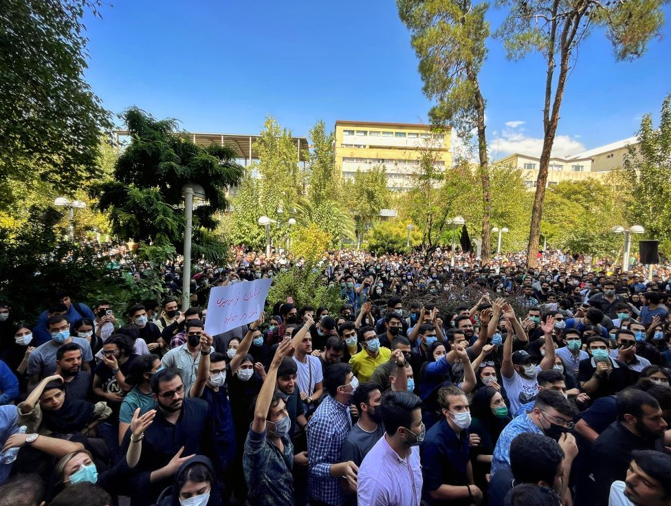 A rendőrök sorban ölik meg a tüntetőket, nem csitulnak az iráni tiltakozások