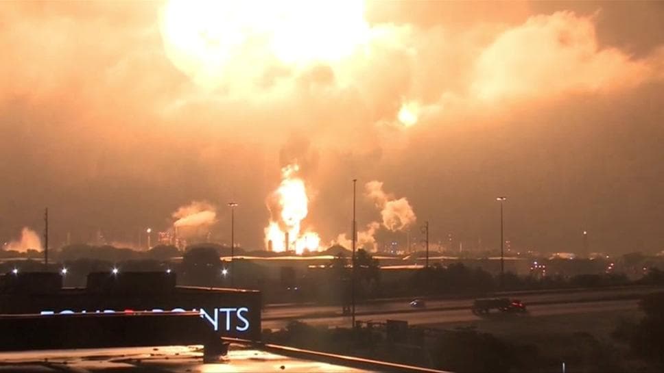 Brutálisan néz ki, ahogy felrobbant egy olajfinomító Philadelphiában (Videó)