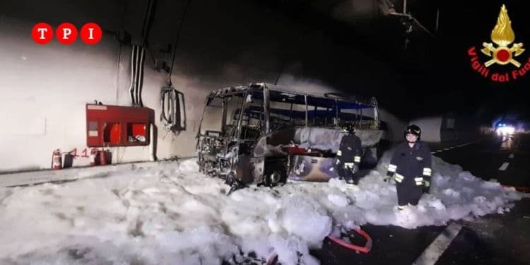 Huszonöt gyereket mentett ki egy sofőr a lángoló buszból Olaszországban