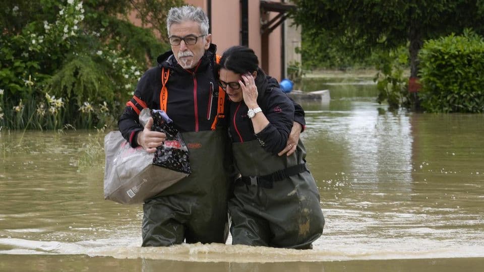 Lezuhant egy helikopter az észak-olaszországi áradások miatti mentőakcióban