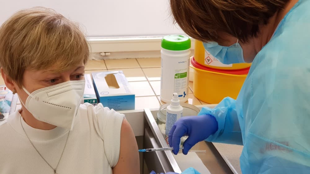 Magyar szakértő: emberkísérletnek mondható minden most bevezetett vakcina, de...