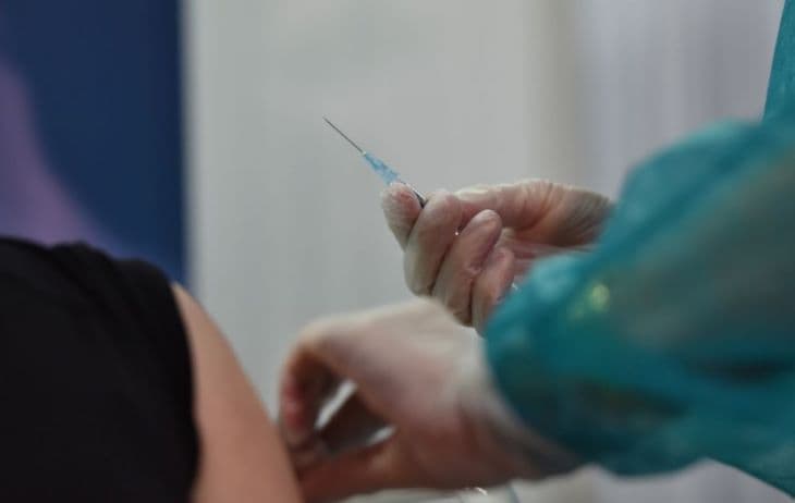 Mától a negyedik, koronavírus elleni oltást is felvehetik az 50 év felettiek Szlovákiában