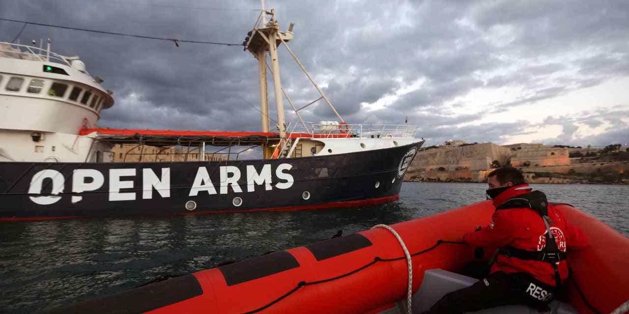 Olasz felségvizekre ért a menekülteket szállító hajó