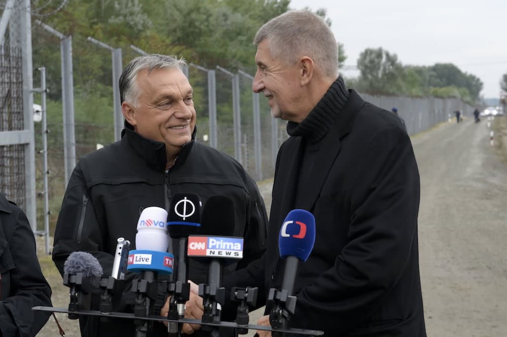Orbánt sejtik a „menekültáradat” mögött szlovákiai politikusok, talán „néha kilyukad” a magyar-szerb határkerítés