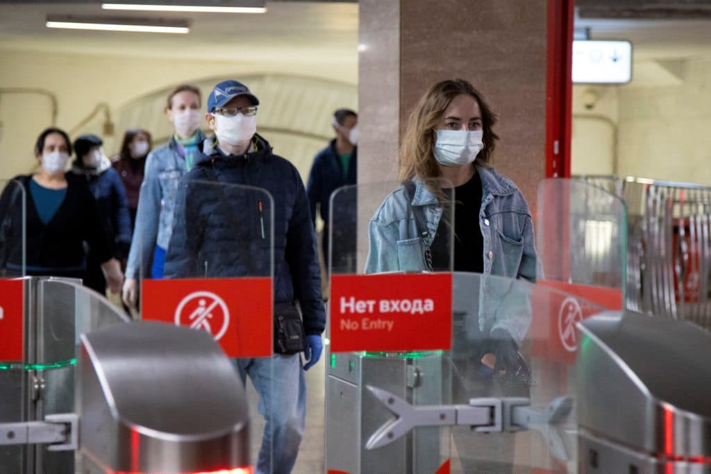 Rengeteget tesztelnek az oroszok, de május eleje óta most először ment jóval 10 ezer alá a napi fertőzöttek száma!